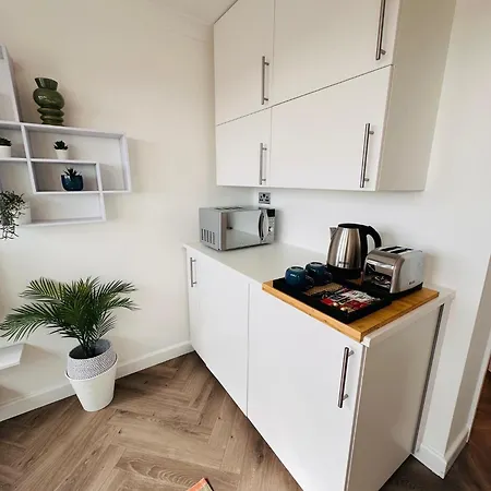 게스트하우스 R3 - Private In Modern Shared Apartment, Each With Kitchenette,