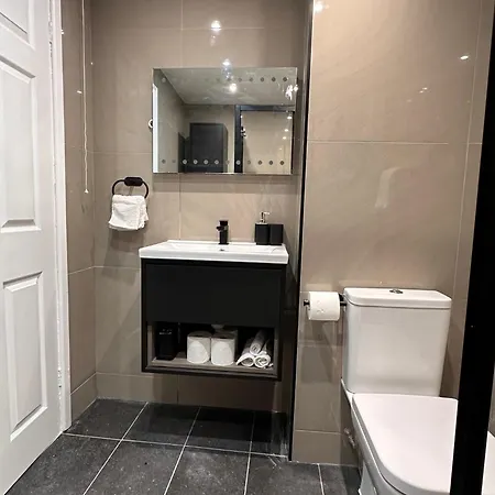 R3 - Private In Modern Shared Apartment, Each With Kitchenette,